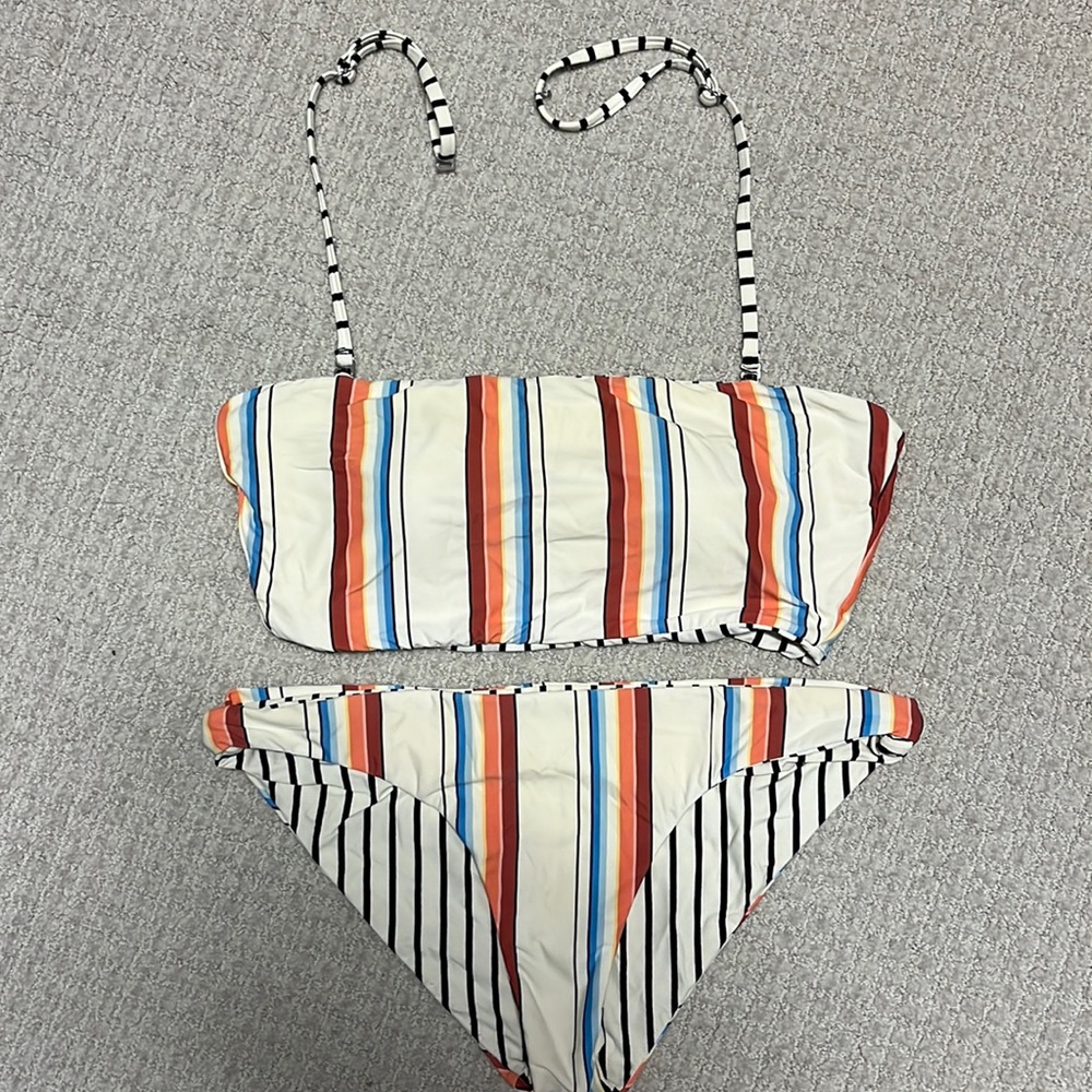 Billabong two piece swim Sz L. Removable straps, removable pads. Reversible